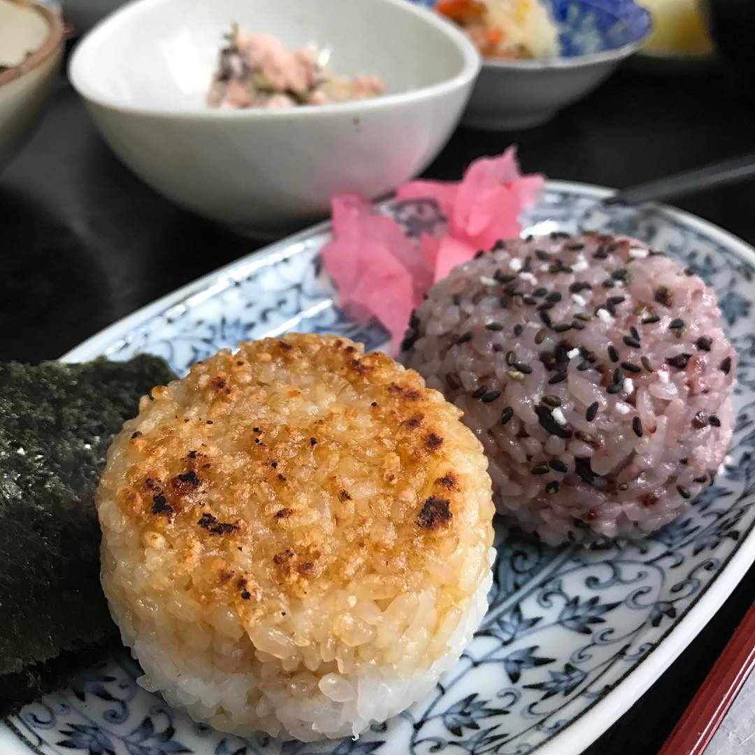 季節のランチは焼きおにぎりと古代米おにぎり
小鉢やお味噌汁で季節を感じてください♪